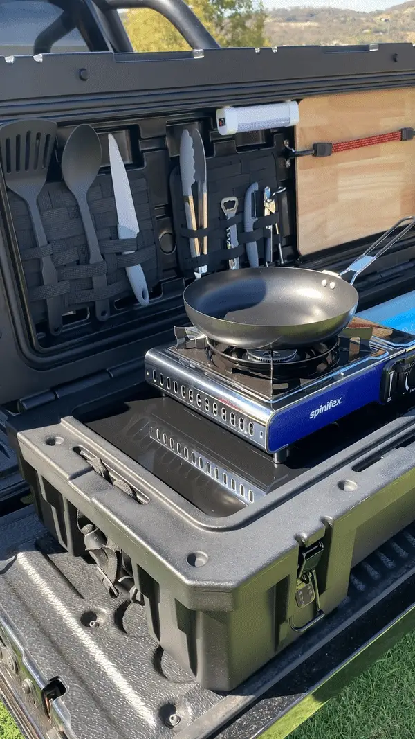 Cuisine OzTerrain — système d'eau 12 V et espace de cuisson