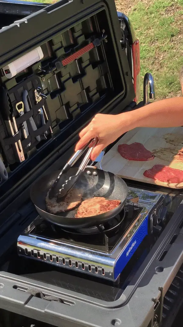 Cuisine portable OzTerrain — caisse étanche 95 L et rangement organisé