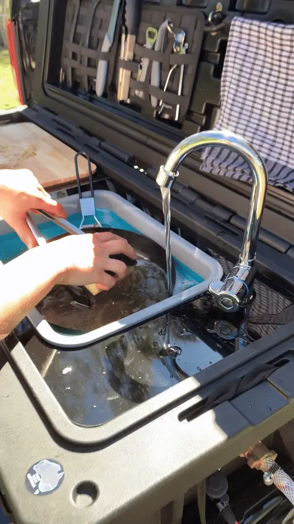 Pompe SEAFLO 12 V pour l'alimentation en eau — cuisine OzTerrain