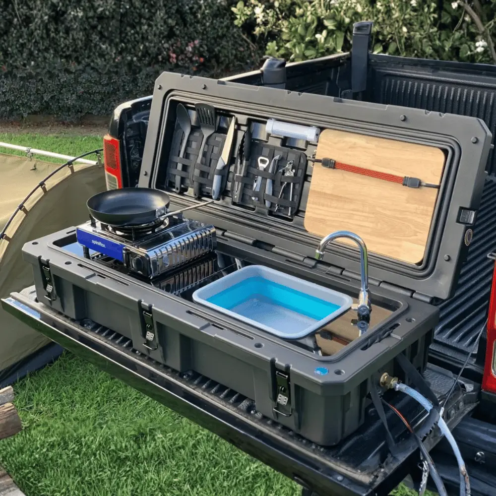 Cuisine portable OzTerrain avec pompe à eau 12 V — vue d'ensemble