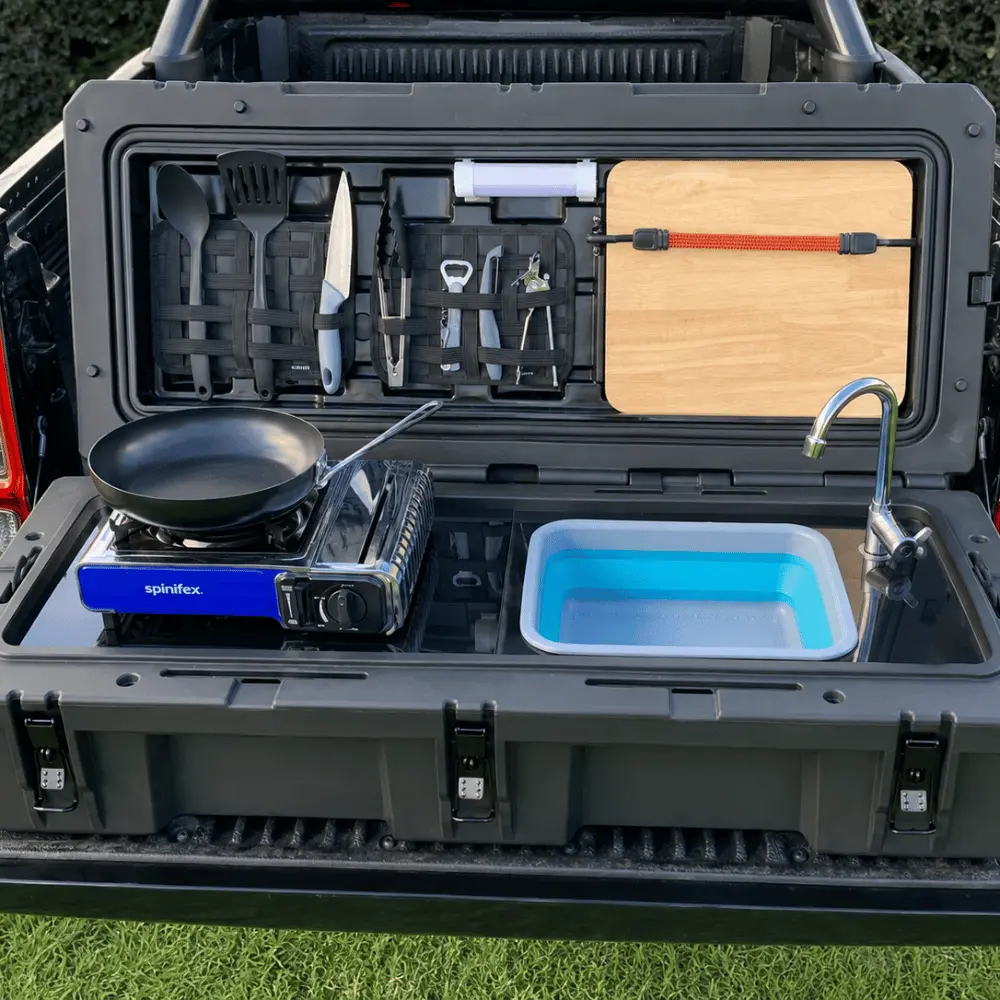 Cuisine de camping OzTerrain ouverte avec réchaud et évier
